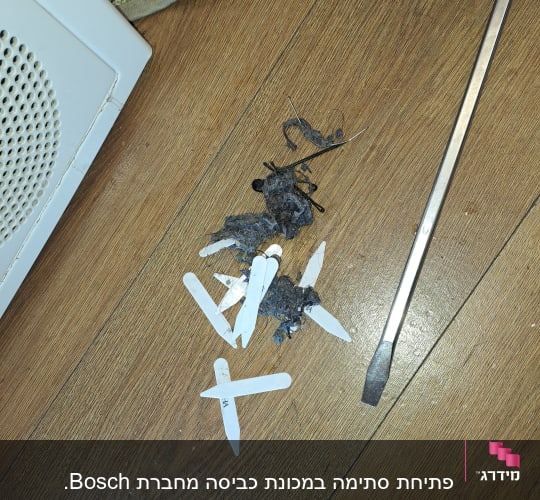 תקע חשמלי, מברג שטוח, חלקי פלסטיק על רצפה